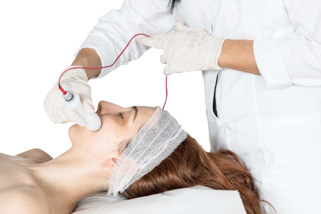 Trattamento di elettroporazione su viso donna